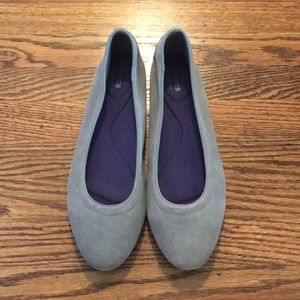 NWOT Crocs Gray Suede Flats Size 10